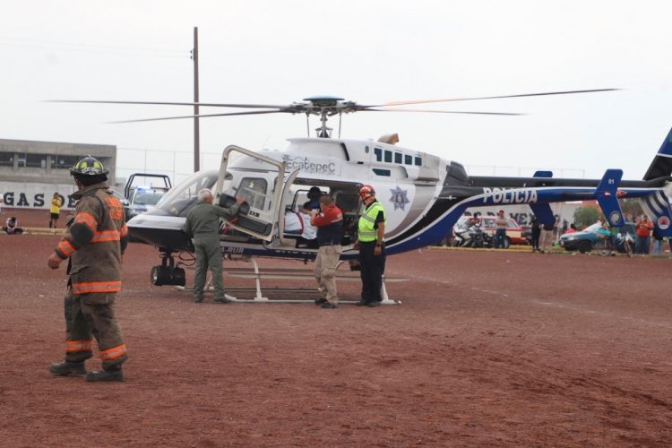 Albañil es trasladado al hospital en helicóptero, luego de sufrir una descarga eléctrica en Ecatepec