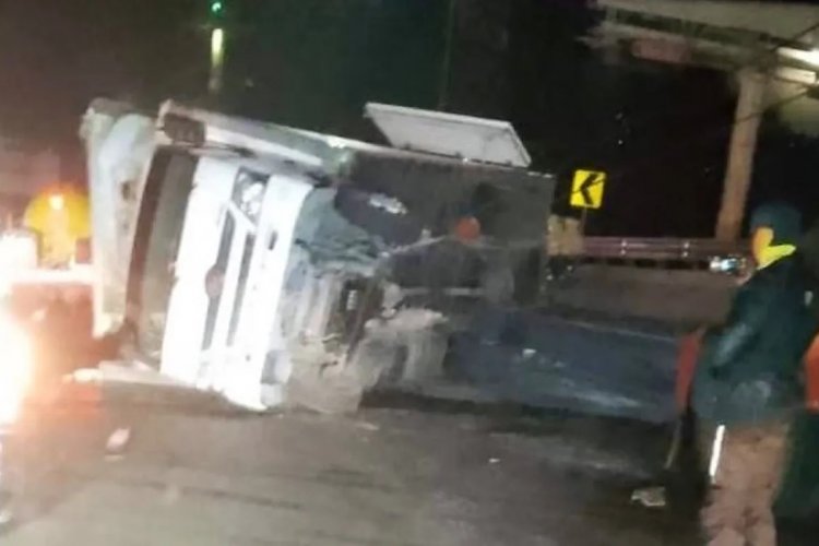 Camión con carne vuelca en la autopista México-Pachuca