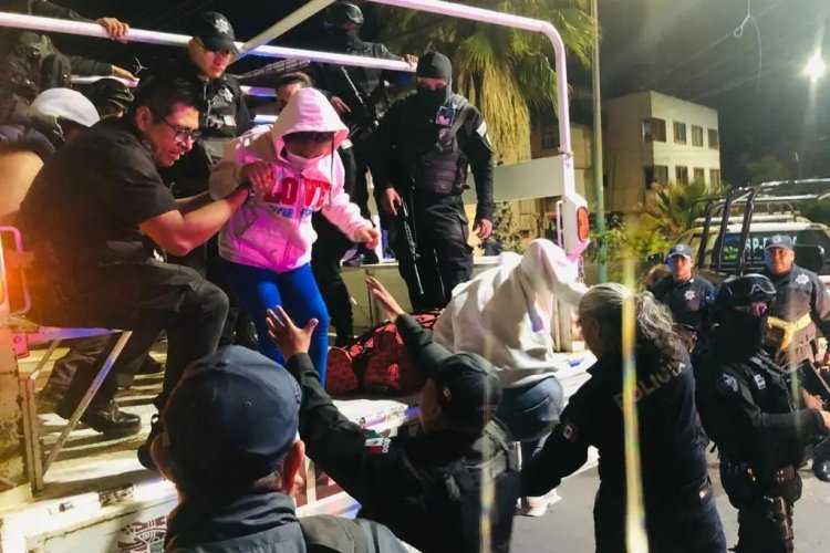 Detiene en Ecatepec a 4 sujetos de una red de tráfico de personas, y rescatan a 23 migrantes