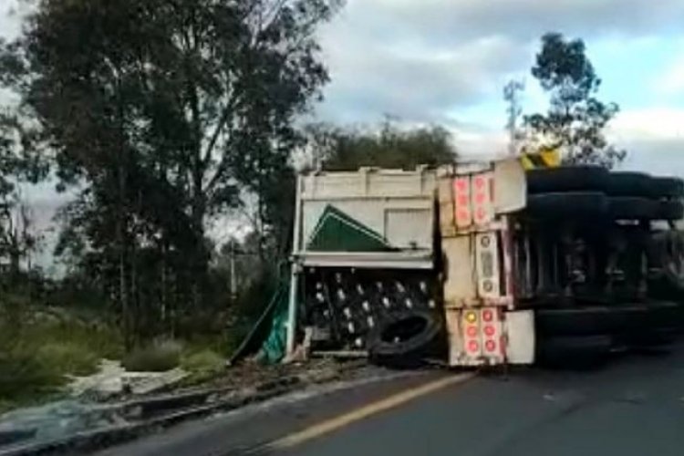 Trailer de limones vuelca en Edomex y vecinos roban el producto