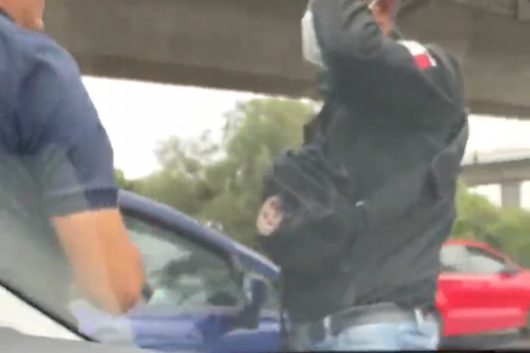 Policía de Edomex sin uniforme intenta detener a conductor colombiano sólo porque portaba una calcomanía de Colombia