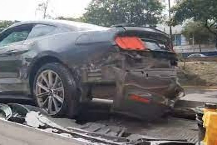 Choca conductor de un Mustang contra tienda Oxxo en Tlalnepantla