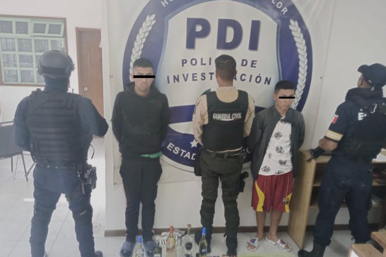 Detienen a dos por presunto asalto a tienda de conveniencia en Tecámac