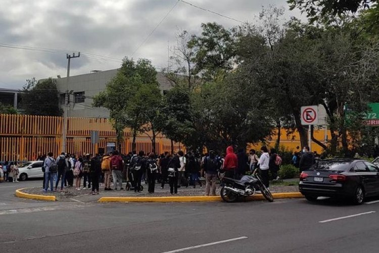 Toman la Prepa 8 de la UNAM por Caso Ayotzinapa