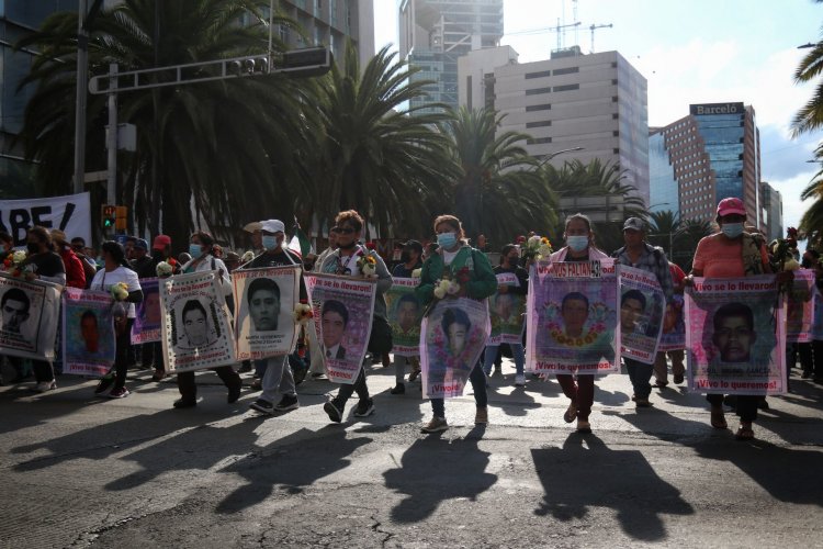 CASO AYOTZINAPA: MARCHAN 7 MIL PERSONAS