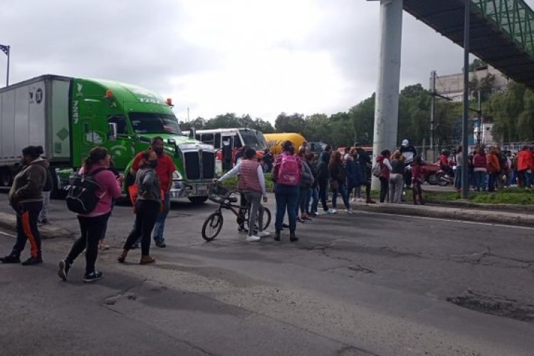 Padres de familia bloquean la Calzada Ignacio Zaragoza