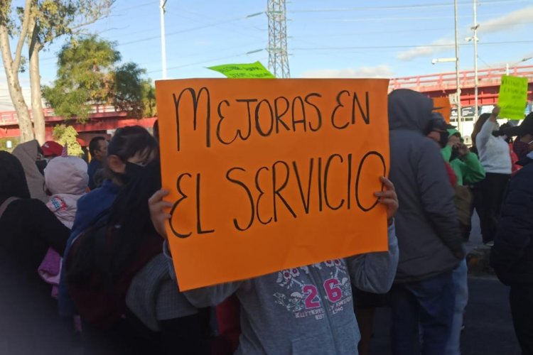 Bloquean Av. Central por choque de Mexibús