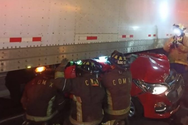 Tráiler embiste a vehículo y mata a hombre en CDMX