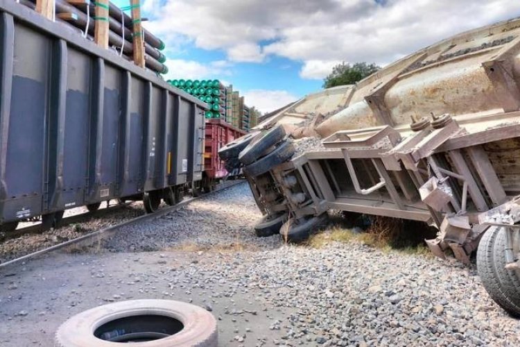 Góndola choca con tren en Tecámac