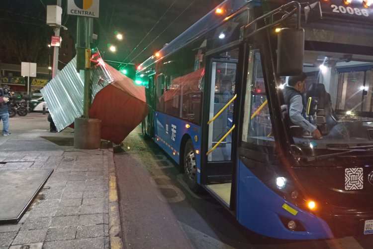 Trolebús choca contra puesto ambulante en Eje Central