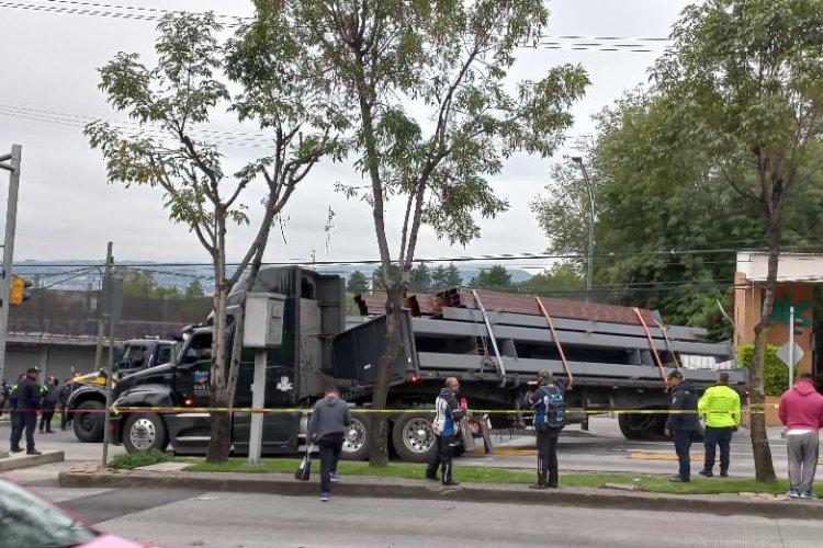 Tráiler ladeado provoca caos en Insurgentes Sur