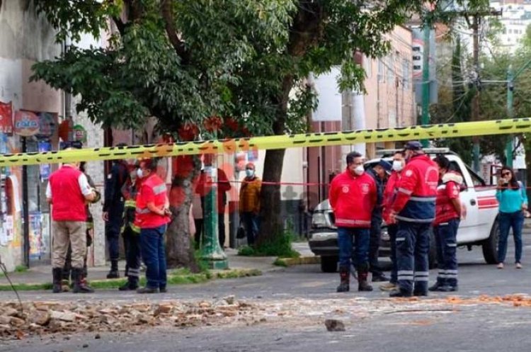 Muere joven al caerle barda de edificio viejo en Toluca