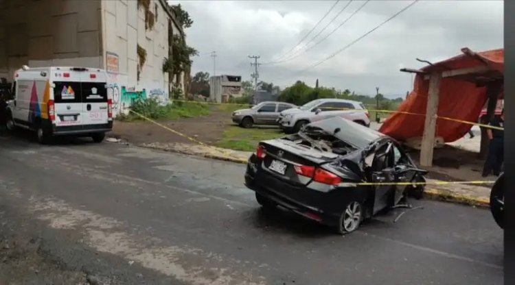 Muere doctora al caer en su auto de puente vehicular en Tlalmanalco