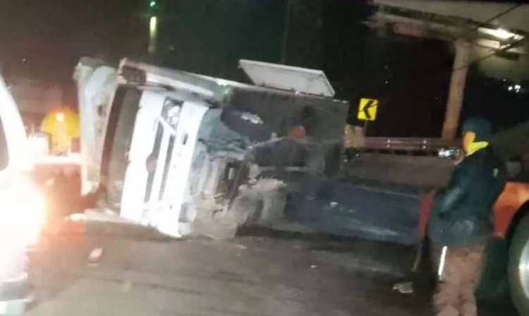 Camión con carne vuelca en la autopista México-Pachuca