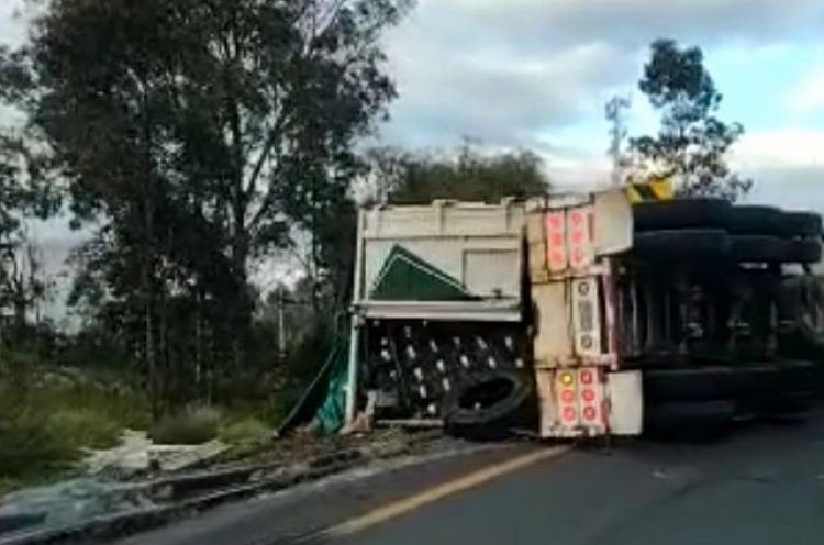 Trailer de limones vuelca en Edomex y vecinos roban el producto