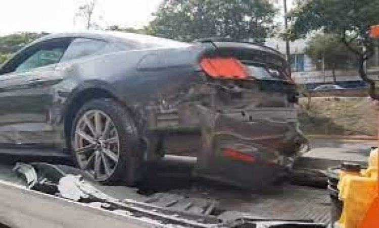 Choca conductor de un Mustang contra tienda Oxxo en Tlalnepantla