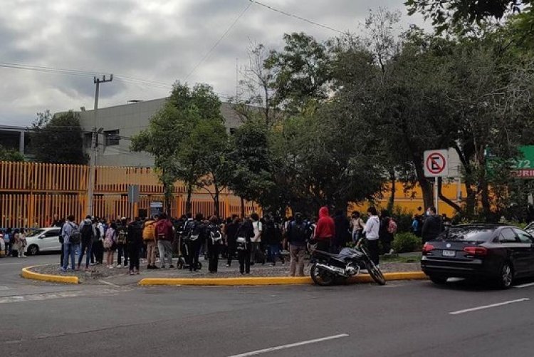 Toman la Prepa 8 de la UNAM por Caso Ayotzinapa