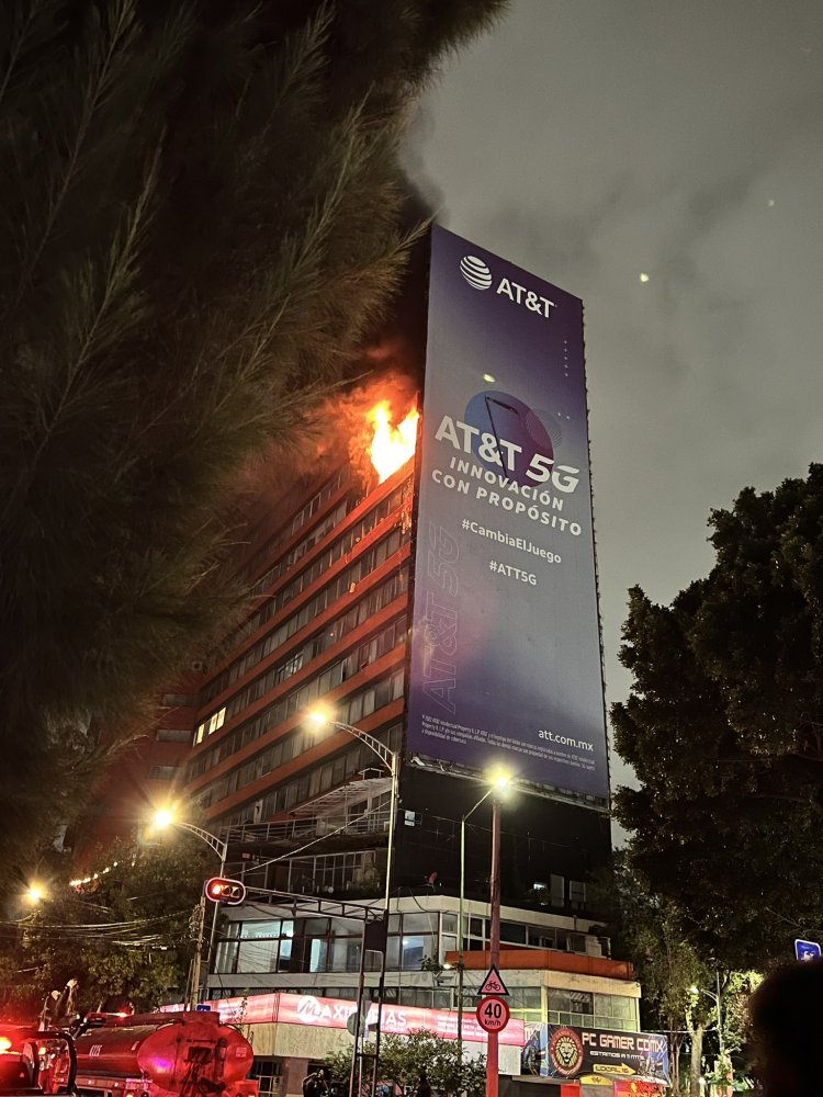 Sofocan incendio en edificio Canadá, en CDMX