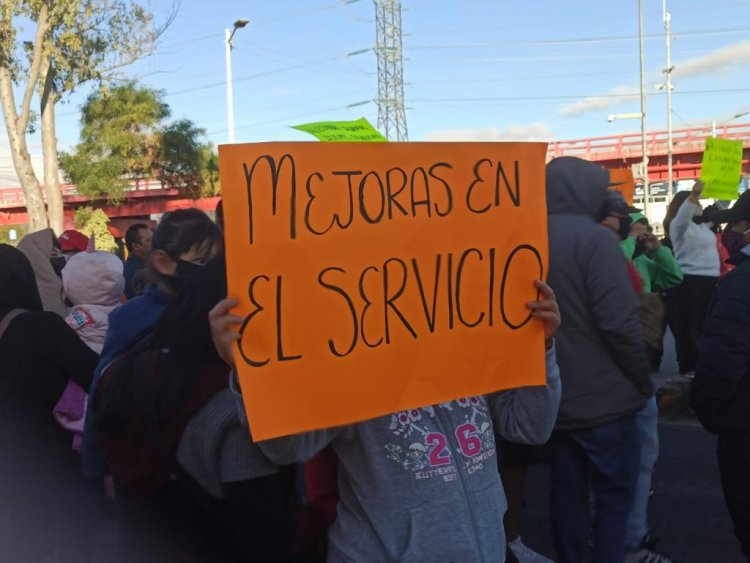 Bloquean Av. Central por choque de Mexibús