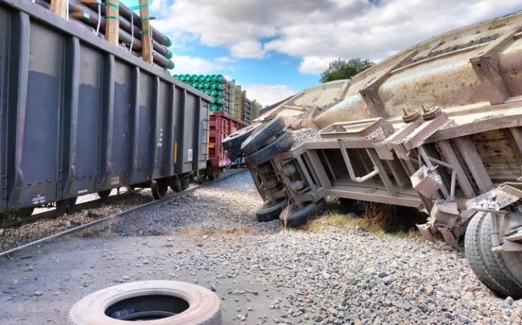 Góndola choca con tren en Tecámac