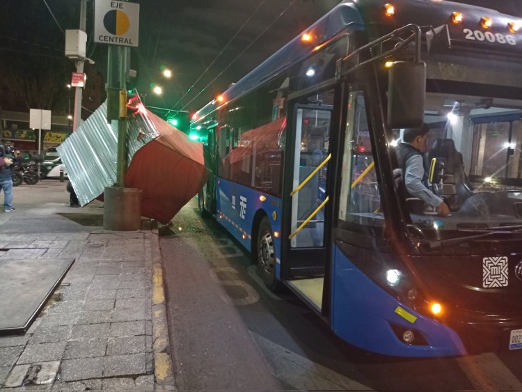 Trolebús choca contra puesto ambulante en Eje Central