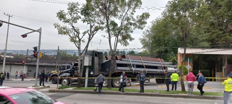 Tráiler ladeado provoca caos en Insurgentes Sur