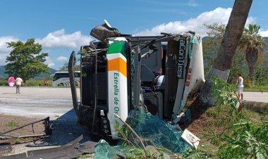 Autobús sufre volcadura en la México-Acapulco