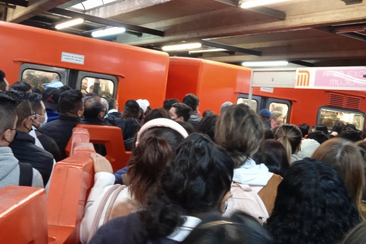 Reportan retrasos y caos en Línea 9 del Metro