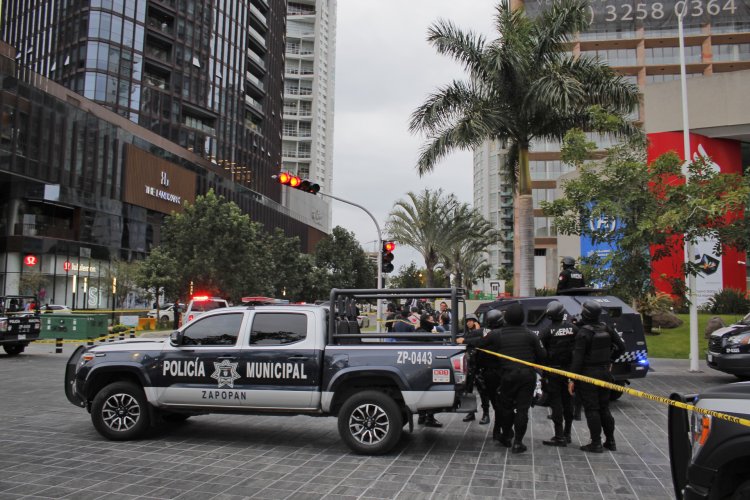 Caen dos implicados en balacera en Plaza Andares