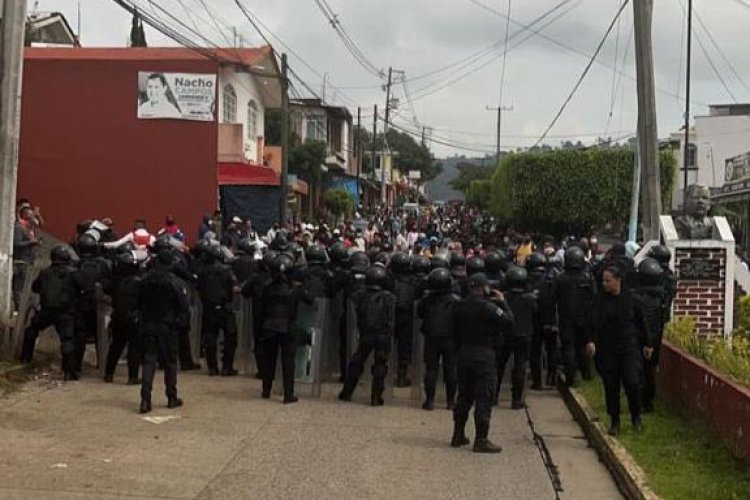 CNTE y policías se enfrentan en Michoacán