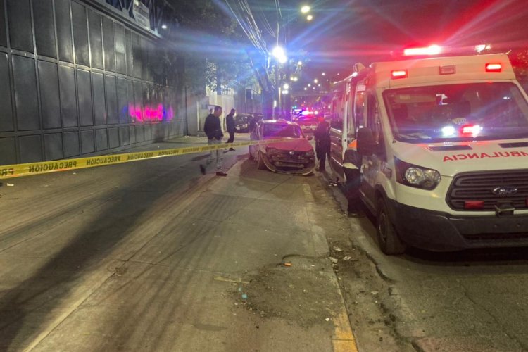 Fallece pasajero de taxi durante choque en Iztapalapa