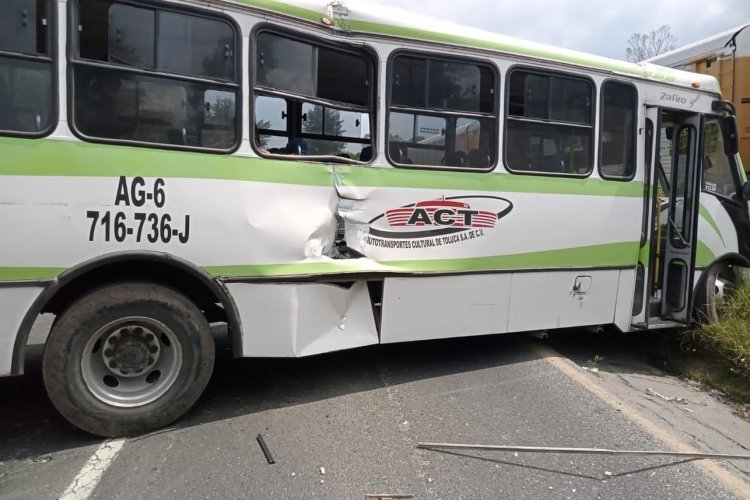 Tráiler choca con autobús de pasajeros en Toluca