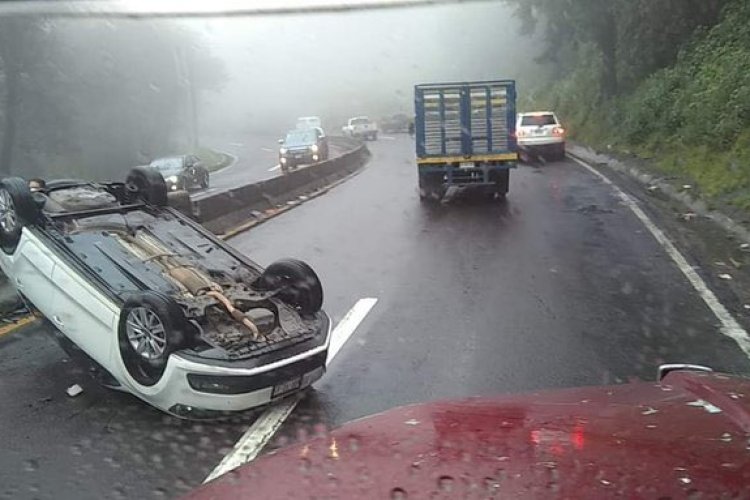 Automóvil vuelca en la carretera México-Toluca