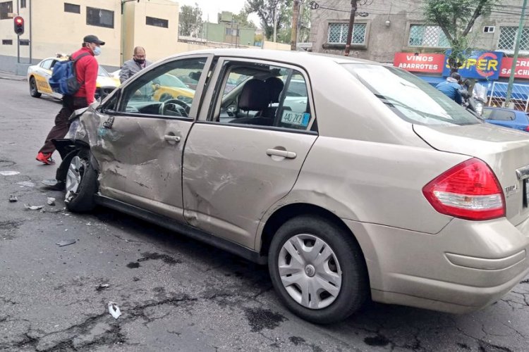 Chocan patrulla y auto en CDMX; hay 6 heridos