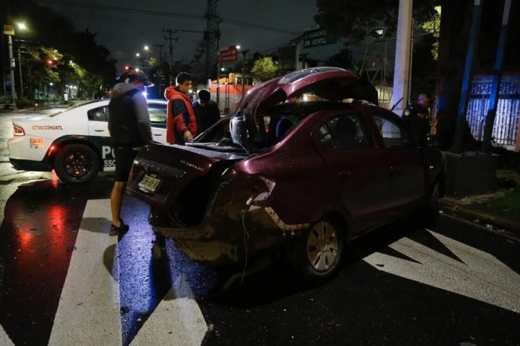 Aparatoso choque en Iztacalco deja dos lesionados