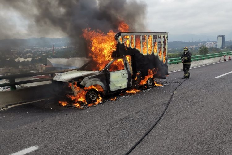 Explota camioneta en Periférico Sur