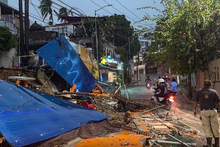 Ciclón ‘Julia’ provoca inundaciones en Acapulco