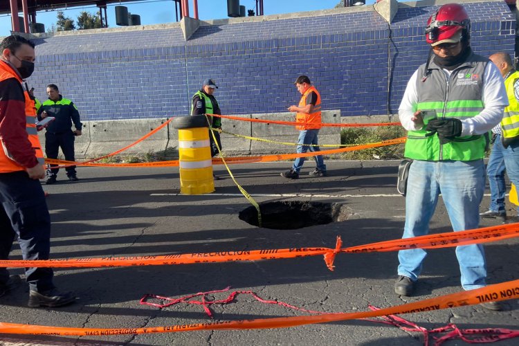 Se forma socavón en Calzada Ignacio Zaragoza