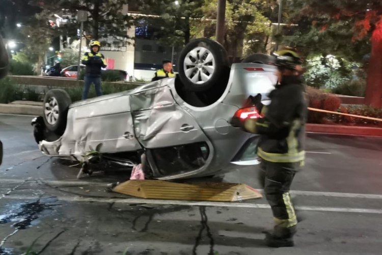 Aparatosa volcadura en av. Chapultepec