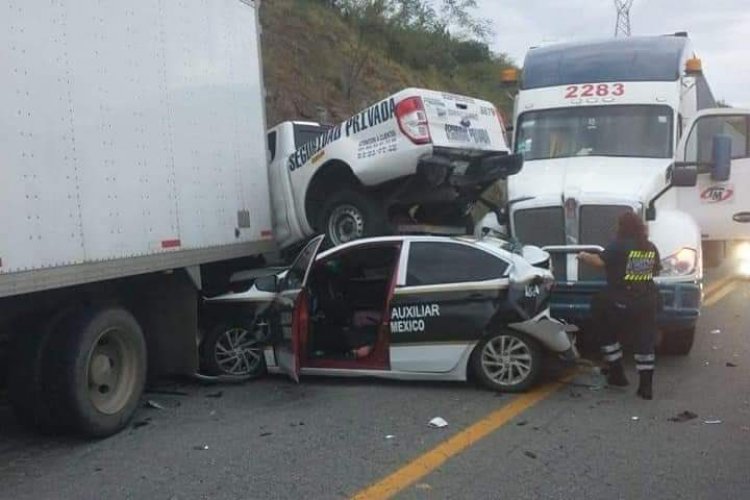 Aparatosa carambola en la autopista Siglo XXI