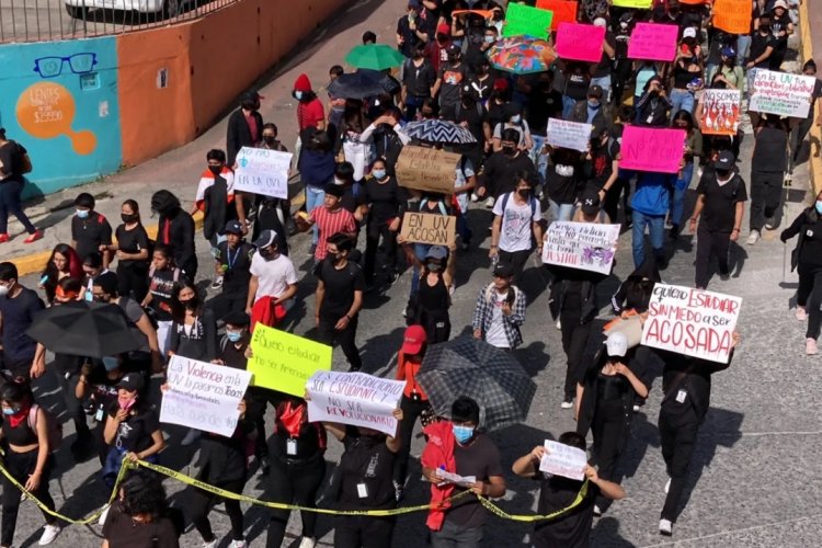 Marchan miles de estudiantes de la UV