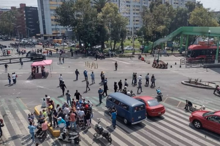 Bloquean Eje 2 Norte por desalojo