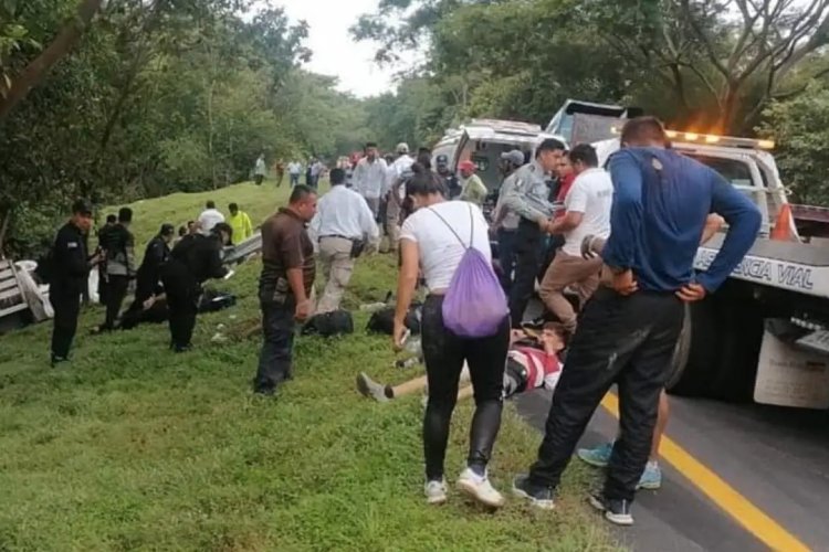 Camioneta con migrantes se accidenta