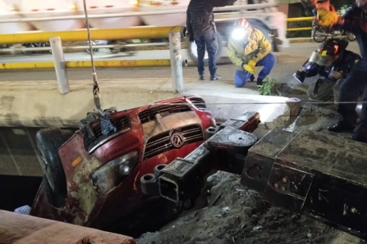 Cae auto al Río de los Remedios