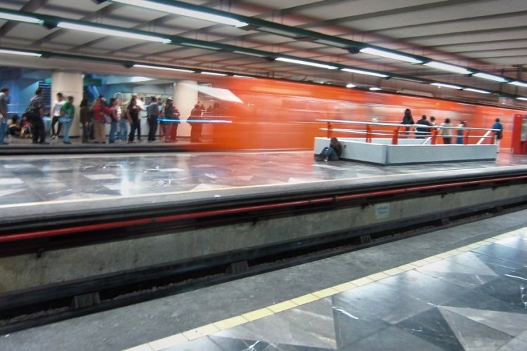 Persona se suicida en la L9 del Metro