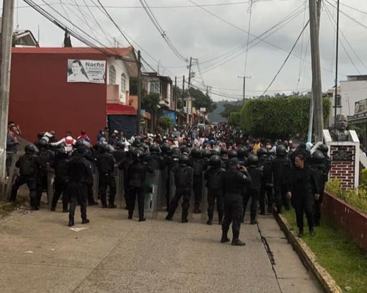 CNTE y policías se enfrentan en Michoacán