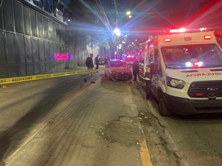 Fallece pasajero de taxi durante choque en Iztapalapa