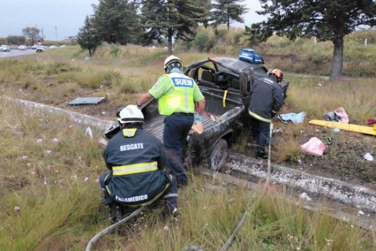 Auto familiar sufre terrible volcadura en Edomex