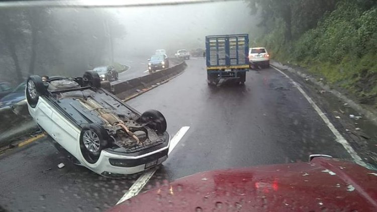 Automóvil vuelca en la carretera México-Toluca