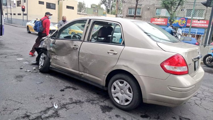 Chocan patrulla y auto en CDMX; hay 6 heridos